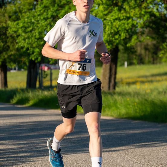 Bild enthält, Clothing, Shorts, Boy, Male, Person, Teen, Footwear, Shoe, Running, Face