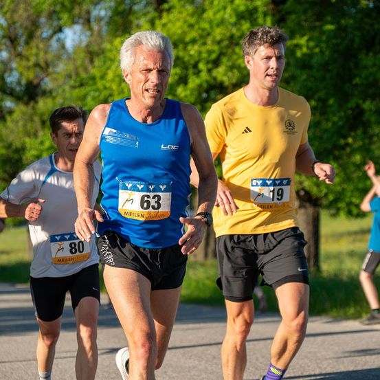 Bild enthält, Person, Boy, Male, Teen, Shorts, Adult, Man, Shoe, Running, Wristwatch