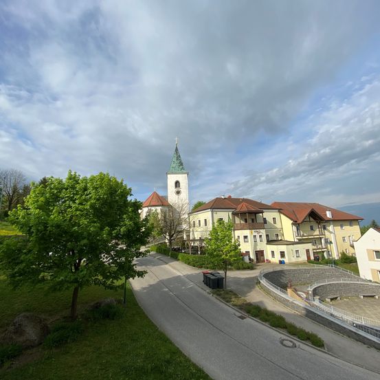 Bild enthält, Neighborhood, Road, Building, Suburb, City, Outdoors, Scenery, Spire, Tree, Tarmac