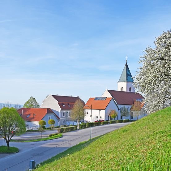 Bild enthält, Neighborhood, Suburb, Spire, Tower, Car, Vehicle, Outdoors, Grass, Nature, Countryside