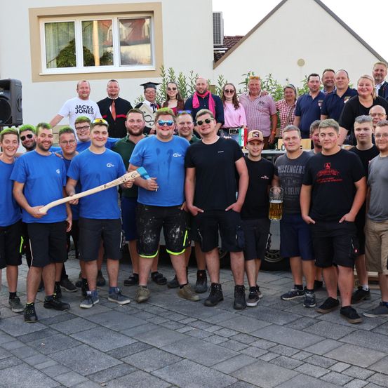 Bild enthält, People, Person, Adult, Male, Man, Shorts, Groupshot, Team, Shoe, Coat