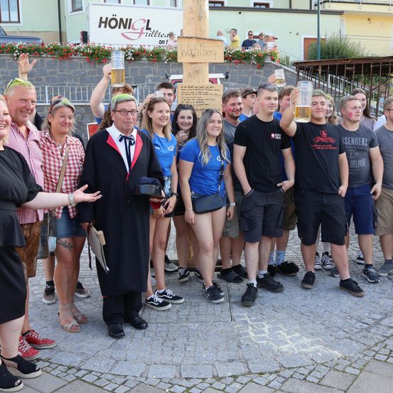 Bild enthält, Shorts, People, Person, Groupshot, Adult, Female, Woman, Male, Man, Shoe