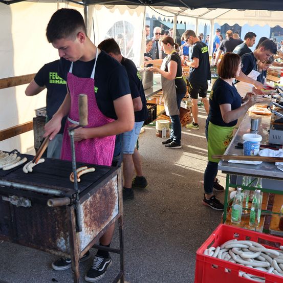 Bild enthält, Bbq, Adult, Male, Man, Person, Female, Woman, Shorts, Shoe, Suit