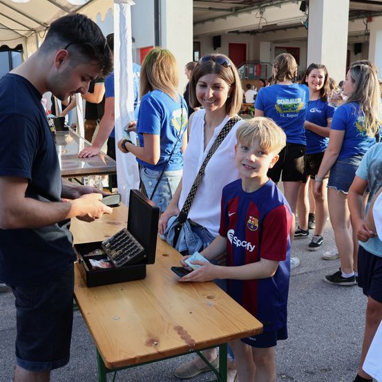 Bild enthält, Shorts, Plywood, Wood, Adult, Male, Man, Person, Female, Woman, Child