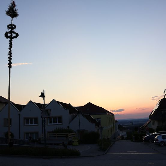 Bild enthält, Neighborhood, Road, Suburb, Tarmac, Car, Person, Housing, Nature, Outdoors, Sky