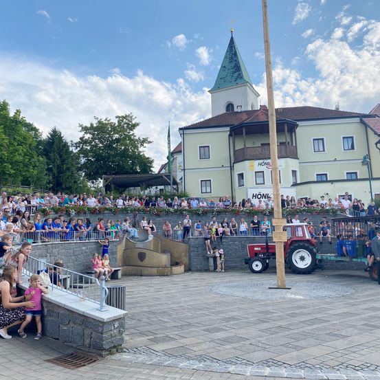 Bild enthält, People, Person, City, Crowd, Wheel, Urban, Concert, Audience, Clock Tower, Neighborhood