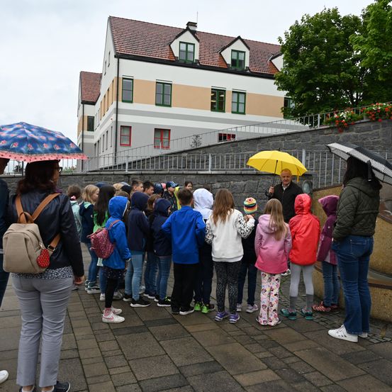 Bild enthält, Pants, Jeans, Path, Walkway, Adult, Female, Person, Woman, Shoe, Jacket
