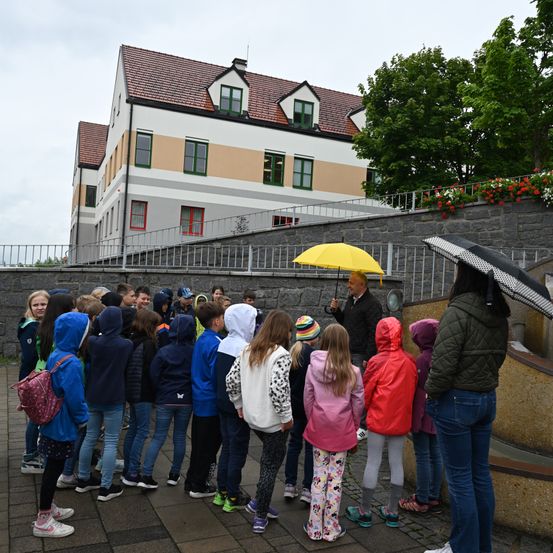 Bild enthält, Pants, Path, Walkway, Coat, Jeans, Person, Child, Female, Girl, Shoe