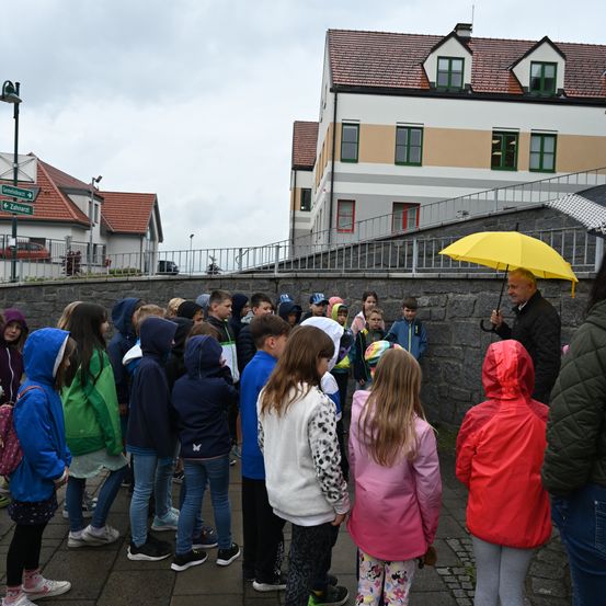 Bild enthält, Coat, Pants, Shoe, Jeans, Child, Female, Girl, Person, Jacket, Man