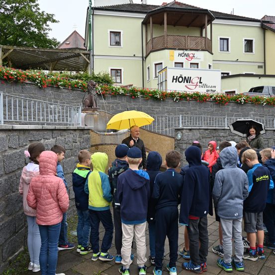 Bild enthält, Pants, Coat, Walkway, Adult, Female, Person, Woman, Shoe, Shelter, Jeans