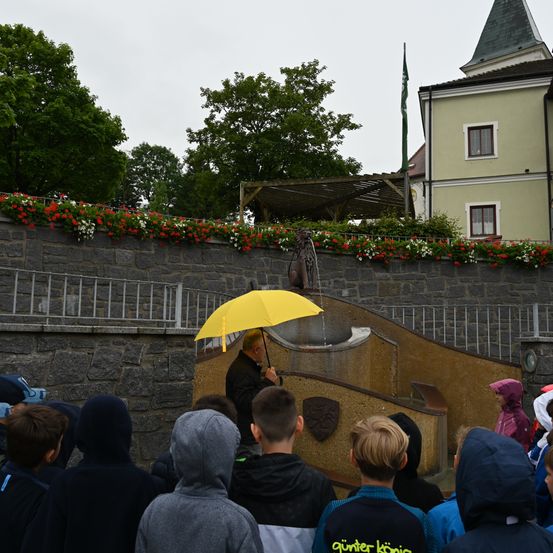 Bild enthält, Spire, Coat, Clock Tower, Person, Shelter, Adult, Male, Man, Boy, Child