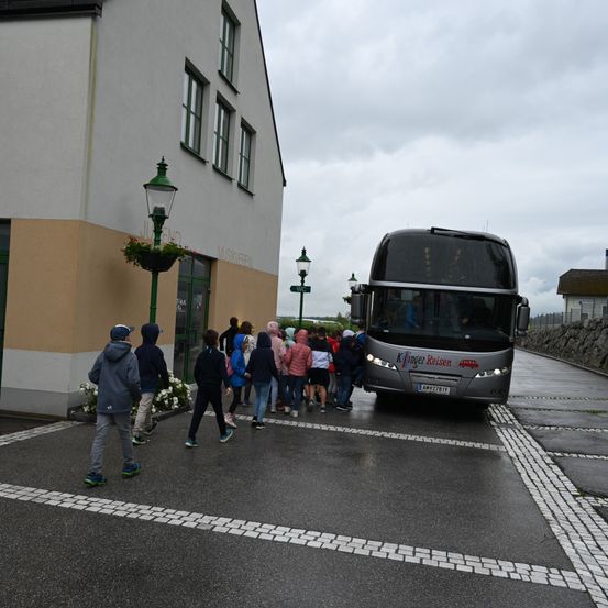 Bild enthält, Road, Tarmac, Building, Boy, Child, Male, Person, Coat, Bus, Shoe