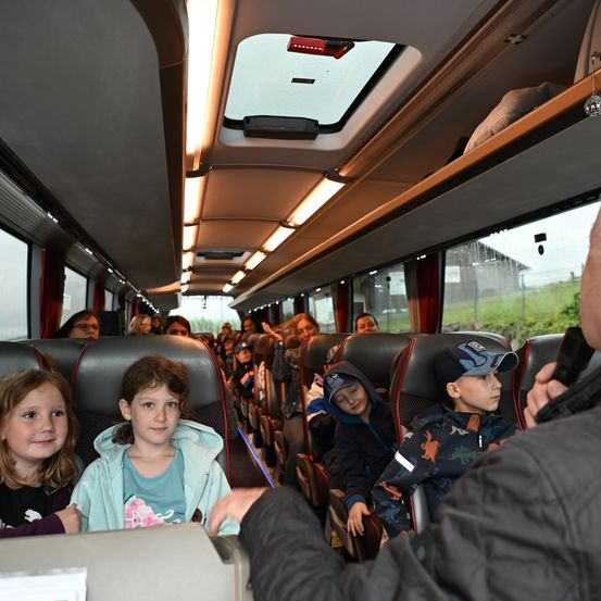 Bild enthält, People, Person, Cushion, Home Decor, Child, Female, Girl, Adult, Male, Man