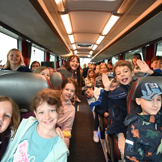 Bild enthält, People, Person, Child, Female, Girl, Face, Boy, Male, Shoe, Home Decor