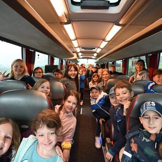 Bild enthält, People, Person, Child, Female, Girl, Home Decor, Face, Cushion, Shoe, Bus