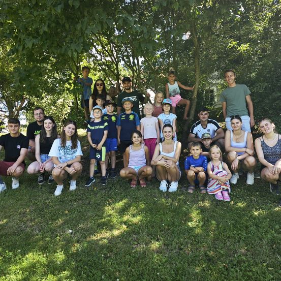 Bild enthält, Grass, Park, People, Vegetation, Tree, Portrait, Woodland, Shorts, Backyard, Grove