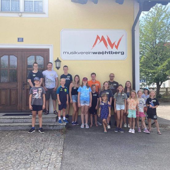 Bild enthält, Clothing, Shorts, People, Person, Footwear, Shoe, College, Face, Urban, City