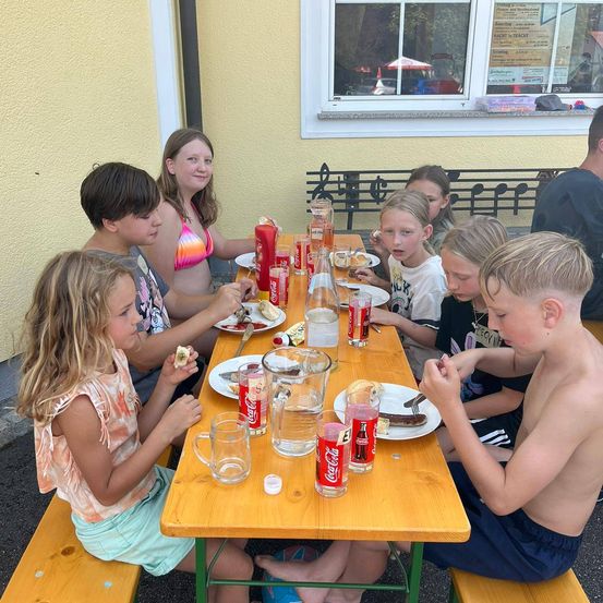 Bild enthält, Furniture, Table, People, Person, Dining Table, Brunch, Dining Room, Child, Female, Girl