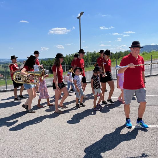 Bild enthält, People, Person, Clothing, Footwear, Shoe, Shorts, Accessories, Bag, Handbag, Walking