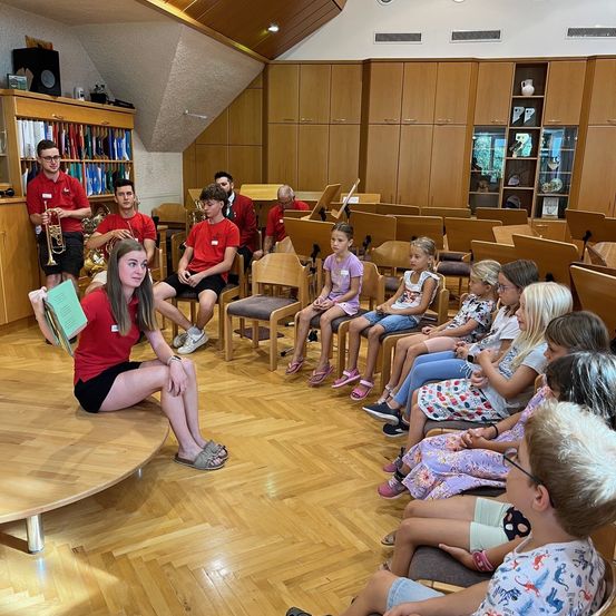 Bild enthält, People, Person, Boy, Male, Teen, Wood, Adult, Female, Woman, Child