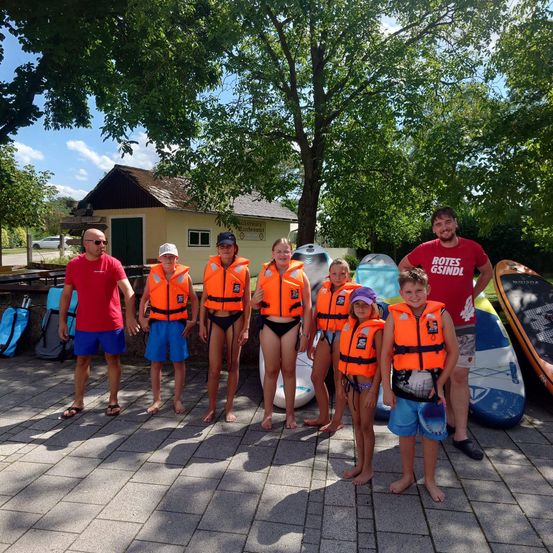 Bild enthält, Lifejacket, Vest, Shelter, People, Photography, Portrait, Shorts, Summer, Tree, Swimwear