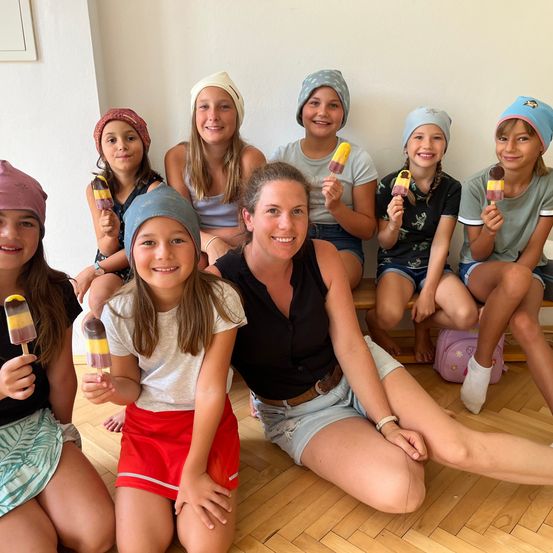 Bild enthält, People, Person, Child, Female, Girl, Shorts, Ice Cream, Face, Head, Hat