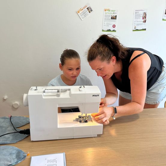 Bild enthält, Computer Hardware, Electronics, Hardware, Machine, Person, Face, Head, Sewing