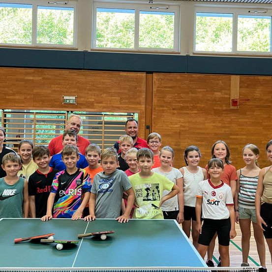 Bild enthält, Adult, Female, Person, Woman, Shorts, Boy, Child, Male, Man, Face