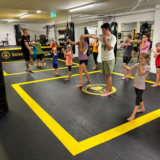 Bild enthält, People, Person, Adult, Female, Woman, Child, Girl, Shorts, Indoors, Pilates