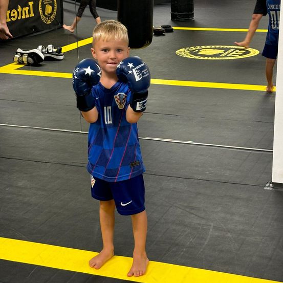 Bild enthält, Shorts, Boy, Child, Male, Person, Face, Portrait, Glove, Soccer Ball, Swimming Trunks
