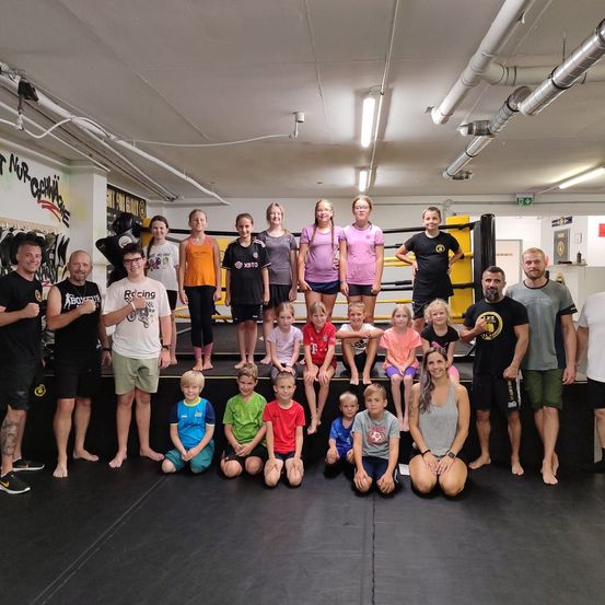 Bild enthält, Shorts, People, Person, Groupshot, Adult, Male, Man, Wristwatch, Head, T-Shirt