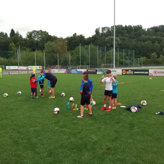 Bild enthält, People, Person, Ball, Football, Soccer, Soccer Ball, Sport, Field