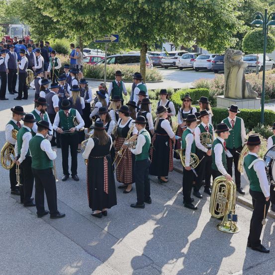 Bild enthält, People, Person, Group Performance, Music Band, Musical Instrument, Musician, Marching, Horn, Tuba, Car