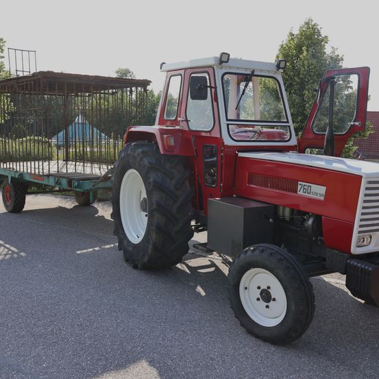 Bild enthält, Machine, Wheel, Car, Transportation, Vehicle, Tire, Flat Bed Truck, Truck, Bulldozer