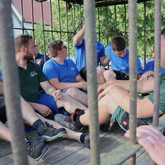 Bild enthält, Shorts, Shoe, People, Person, Boy, Male, Teen, Adult, Man, Face