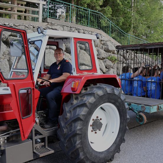 Bild enthält, Adult, Male, Man, Person, Machine, Wheel, Tire, Shoe, Hardhat, Worker