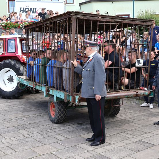 Bild enthält, Adult, Male, Man, Person, Machine, Wheel, Shoe, Tire, Vehicle, Face