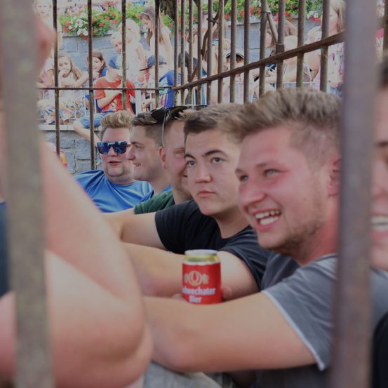 Bild enthält, Glasses, Finger, Person, Adult, Male, Man, Tin, Hat, Face, Can