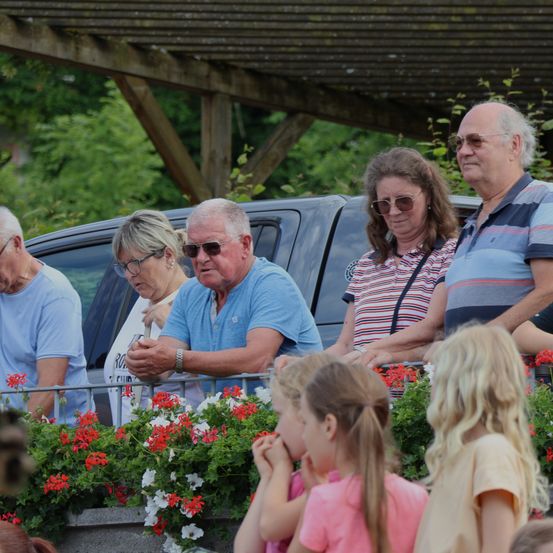 Bild enthält, Garden, Flower, Flower Arrangement, Flower Bouquet, Geranium, Adult, Male, Man, Person, Child