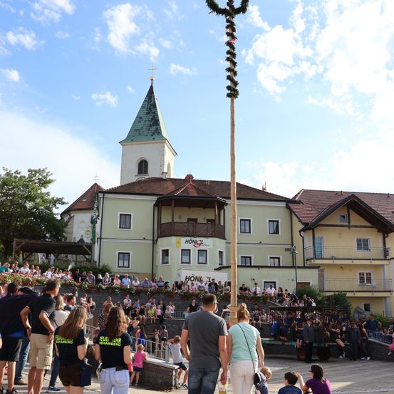 Bild enthält, Shorts, Spire, Adult, Female, Person, Woman, Male, Man, City, Shoe