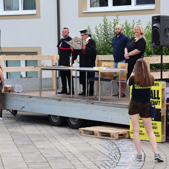 Bild enthält, Shorts, Plywood, Wood, Person, Speaker, Adult, Male, Man, Walkway, Shoe