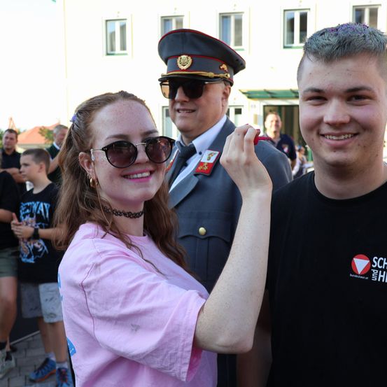 Bild enthält, Sunglasses, Adult, Male, Man, Person, Bride, Female, Woman, Shoe, Child