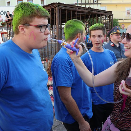 Bild enthält, T-Shirt, Adult, Male, Man, Person, Finger, Glasses, Face, Head, Sunglasses