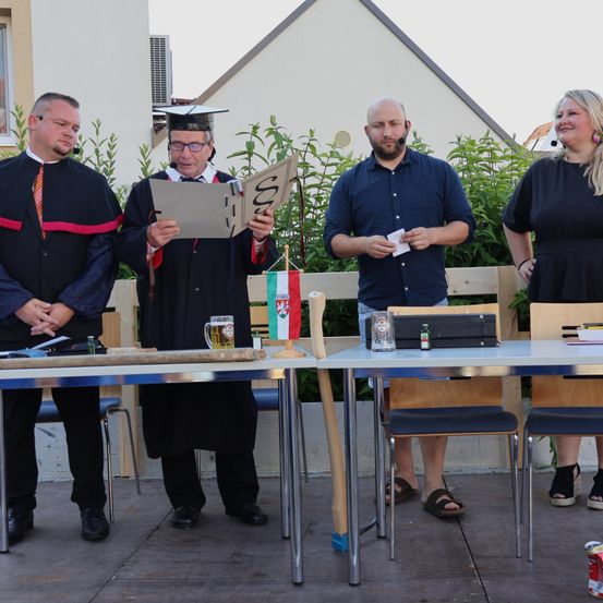 Bild enthält, Plywood, Wood, People, Person, Table, Adult, Female, Woman, Male, Man