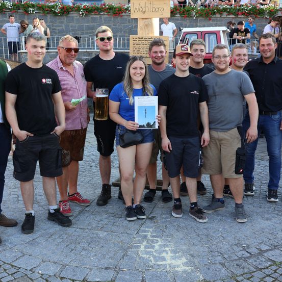 Bild enthält, Shorts, Path, Jeans, Pants, People, Person, Adult, Male, Man, Woman