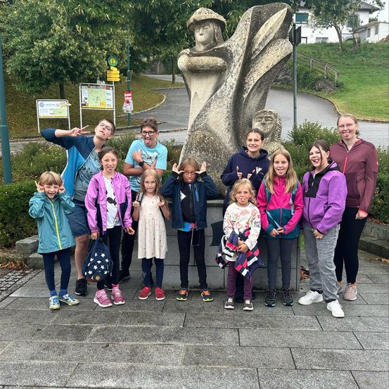 Bild enthält, Grass, Park, Face, Person, Photography, Portrait, People, Dress, Pants, Art