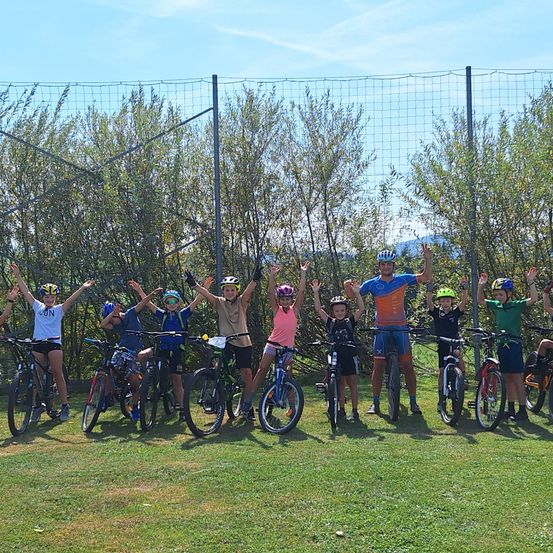 Bild enthält, People, Person, Grass, Vegetation, Bicycle, Vehicle, Helmet, Wheel, Tree, Glove