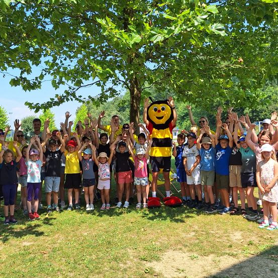 Bild enthält, Grass, Park, People, Shorts, Summer, Tree, Vegetation, Portrait, Grove, Woodland