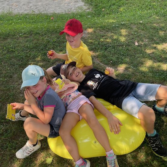 Bild enthält, Grass, Park, Shoe, Hat, Person, Photography, Portrait, Shorts, Cap, Summer