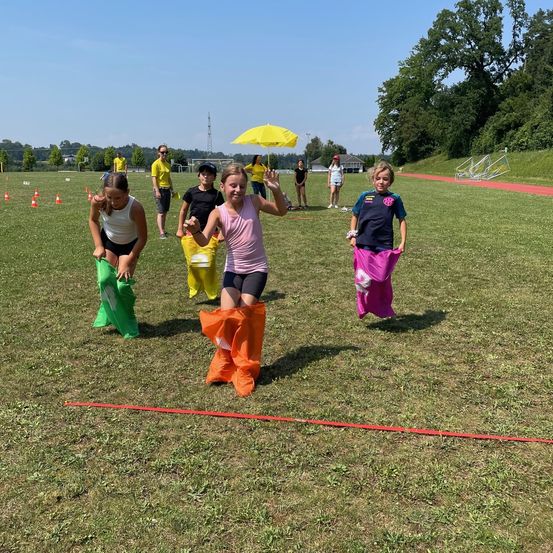 Bild enthält, Grass, Outdoors, Park, People, Person, Shelter, Child, Female, Girl, Shorts